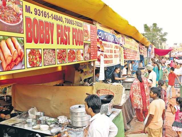 A heavy rush at a food stall during the Saras Mela in Bathinda on Thursday. (Sanjeev Kumar/HT) A heavy rush at a food stall during the Saras Mela in Bathinda on Thursday. (Sanjeev Kumar/HT)