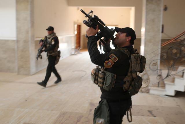 Iraqi special forces soldiers search a building located inside a church compound in Bartella, east of Mosul, Iraq October 21, 2016. (REUTERS) Iraqi special forces soldiers search a building located inside a church compound in Bartella, east of Mosul, Iraq October 21, 2016. (REUTERS)