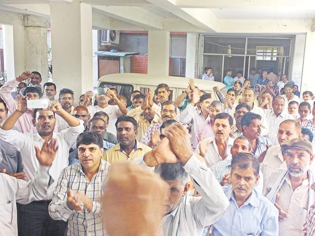 Over a hundred employees shouted slogans at the Sector 14 office and submitted a memorandum to the estate officer (HT Photo)
