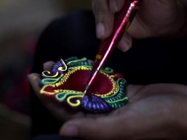 Intricate drawings are used to deck up the ‘diyas’. Potters strive to keep tradition of making and decorating earthen lamps alive. (Sanjeev Verma/HT Photo)