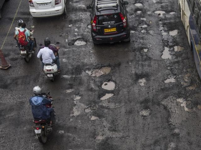 The Congress alleged that the BMC was deliberately delaying the process of blacklisting the contractors named in roads scam probe, as government wanted the contractors to bag more projects.(Satish Bate/HT PHOTO)