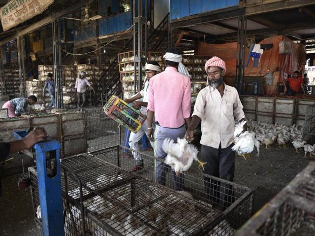 Labourers working at the Ghazipur chicken mandi in New Delhi. (Ajay Aggarwal/HT PHOTO)
