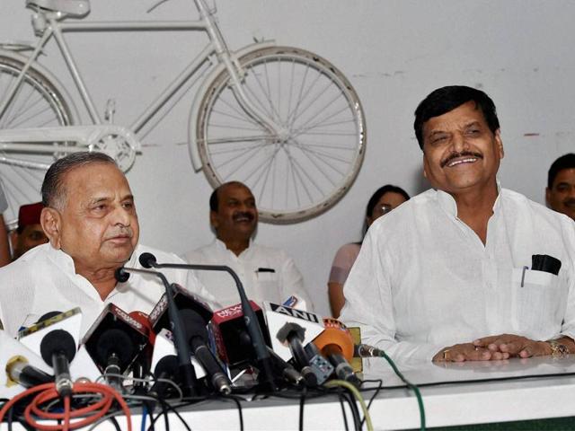 Samajwadi Party supremo Mulayam Singh Yadav with party's UP president Shivpal Yadav at a press conference in Lucknow.(PTI)