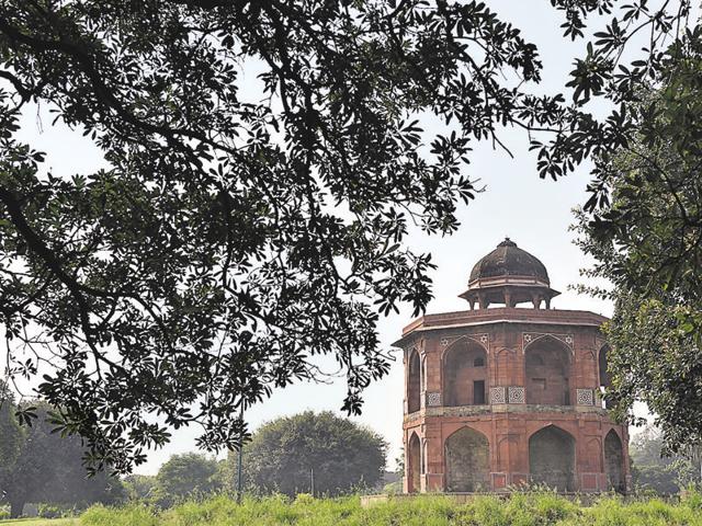 Journalist and author Shazi Zaman talks about his book on Akbar at Masjid Khairul Manazil in New Delhi.(Saumya Khandelwal/HT PHOTO)