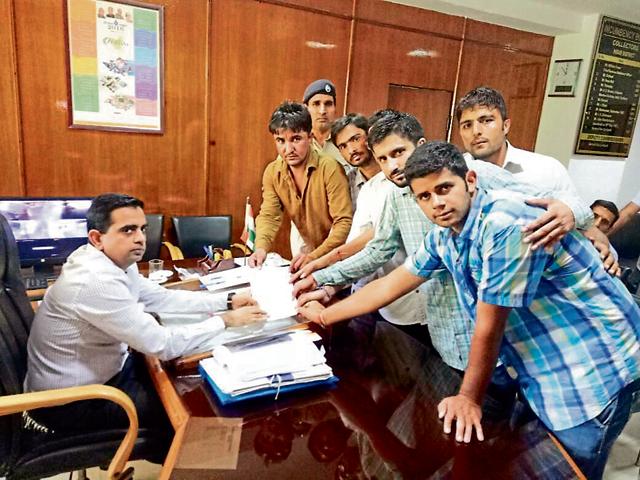 Students of Jat college submitting a memorandum to the deputy commissioner in Hisar on Thursday.(HT Photo)