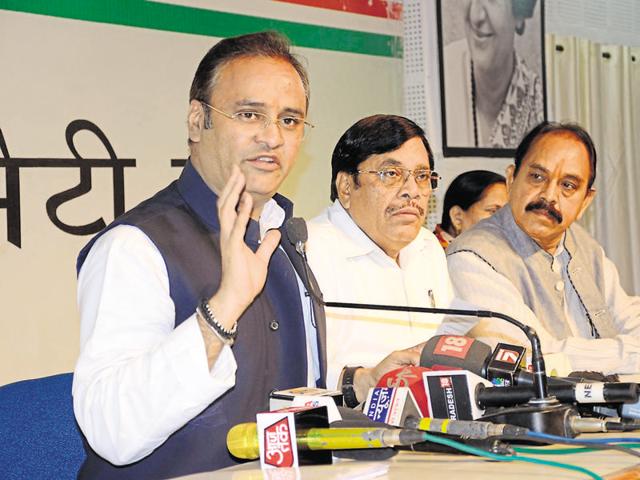 State Congress president Arun Yadav (left) addresses a press conference in Bhopal on Thursday.(Chandresh Mathur/HT)