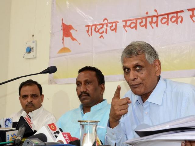 RSS leaders Rajumar Matale and Ashok Pandey address a press conference in Bhopal on Thursday.(HT photo)
