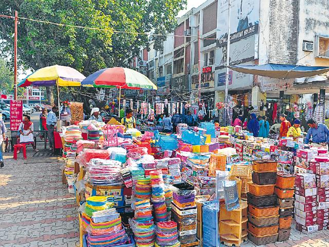 Encroachments by shopkeepers and vendors in the Sector 19 market.(Keshav Singh/HT)