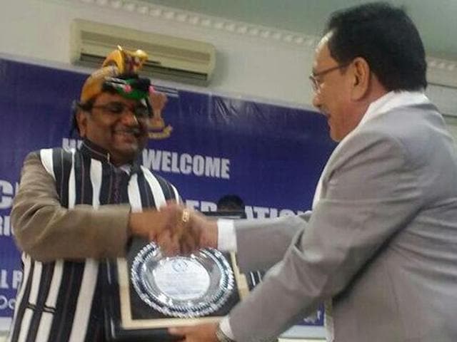 A tribes in Arunachal Pradesh is upset with the state information commission for gifting traditional headgear with a cross to VIPs at a government function. (HT Photo) A tribes in Arunachal Pradesh is upset with the state information commission for gifting traditional headgear with a cross to VIPs at a government function. (HT Photo)