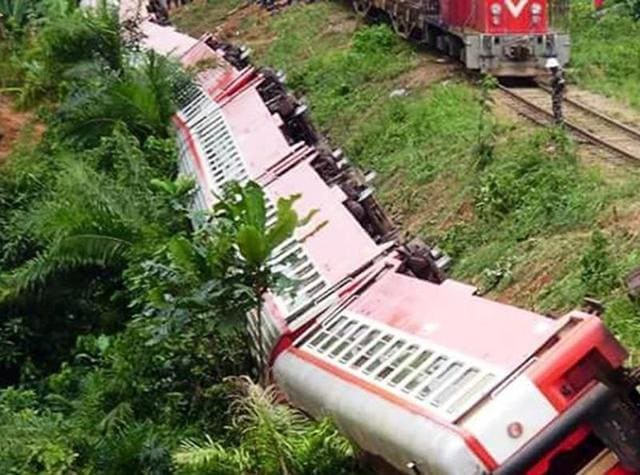 A derailed train is seen in Eseka, Cameroon, October 21, 2016. (REUTERS) A derailed train is seen in Eseka, Cameroon, October 21, 2016. (REUTERS)