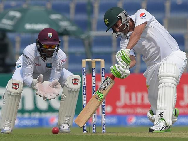 Pakistani batsman Younis Khan (R) plays a shot as West Indies' wicketkeeper Shai Hope looks on during the first day of the second Test between Pakistan and the West Indies. (AFP Photo) Pakistani batsman Younis Khan (R) plays a shot as West Indies' wicketkeeper Shai Hope looks on during the first day of the second Test between Pakistan and the West Indies. (AFP Photo)