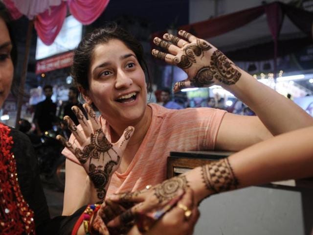 Women applying mehandi (Henna) on the eve of Karva Chauth at Hazratganj Janpath Market in Lucknow on Tuesday, October 18, 2016. (Deepak Gupta / HT Photo)