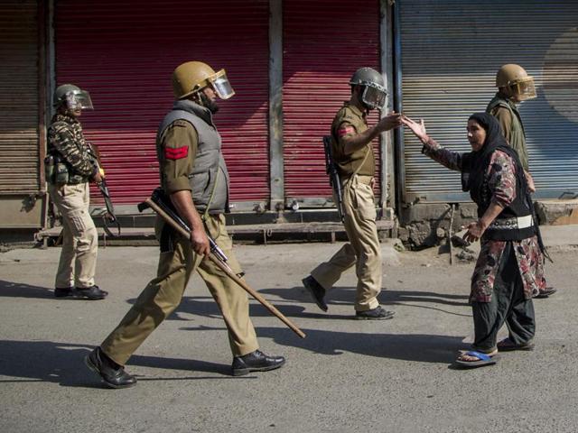 A Kashmiri woman argues with Indian police officers after they chased away Kashmiri protesters in Srinagar.(AP)