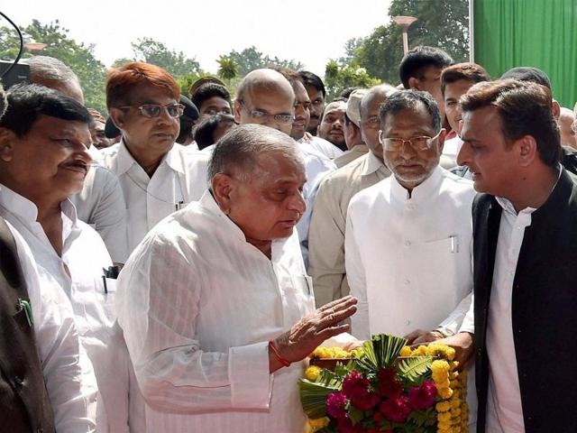 Samajwadi Party supremo Mulayam Singh Yadav, Uttar Pradesh chief minister Akhilesh Yadav and party's UP state president Shivpal Yadav at an event in Lucknow.(PTI File)