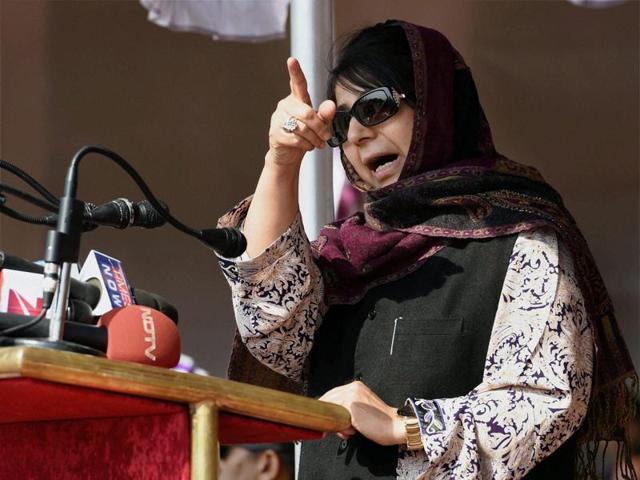 Jammu and Kashmir chief minister Mehbooba Mufti addresses the Police Commemoration Day function at Armed Police Complex, Zewan on the outskirts of Srinagar on Friday.(PTI)