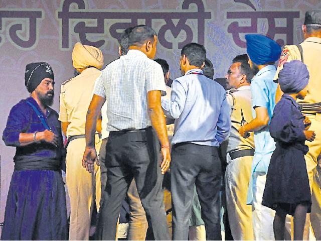 People at swadeshi mela in SAS Nagar on Saturday.(HT Photo)