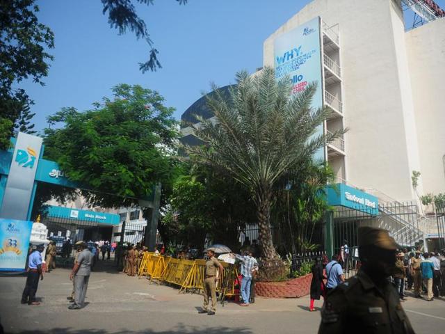 Police check points have been in pace outside Apollo hospital in Chennai where Tamil Nadu chief minister J Jayalalithaa has been receiving treatment for the past month. (V Srinivasulu / HT Photo) Police check points have been in pace outside Apollo hospital in Chennai where Tamil Nadu chief minister J Jayalalithaa has been receiving treatment for the past month. (V Srinivasulu / HT Photo)