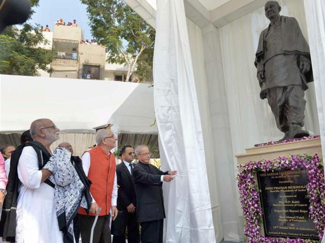 President Pranab Mukherjee unveils a statue of Sardar Vallabhbhai Patel during the inauguration of Sardar Vallabhbhai Patel Heart Institute at Ankleshwar, Gujarat. (PTI Photo) President Pranab Mukherjee unveils a statue of Sardar Vallabhbhai Patel during the inauguration of Sardar Vallabhbhai Patel Heart Institute at Ankleshwar, Gujarat. (PTI Photo)