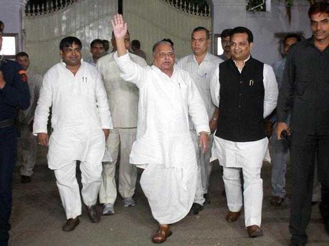 Samajwadi Party chief Mulayam Singh Yadav waves to his party workers as he comes out after a meeting at his residence in Lucknow on Sunday.(PTI)