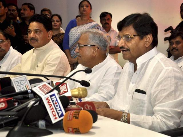 Samajwadi party president Shivpal Singh Yadav addresses press conference after chief minister Akhilesh Yadav sacked him from the UP cabinet, in Lucknow on Sunday.(PTI)