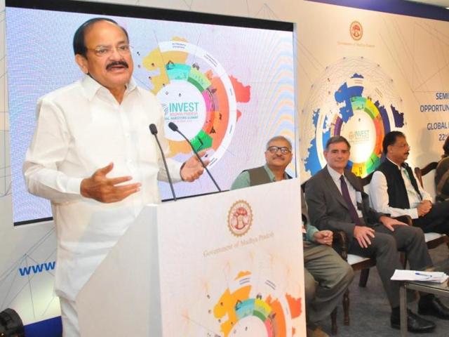 Union minister for urban development Venkaiah Naidu addresses the closing ceremony of the summit at the Brilliant convention centre in Indore.(Shankar Mourya/ HT photo)