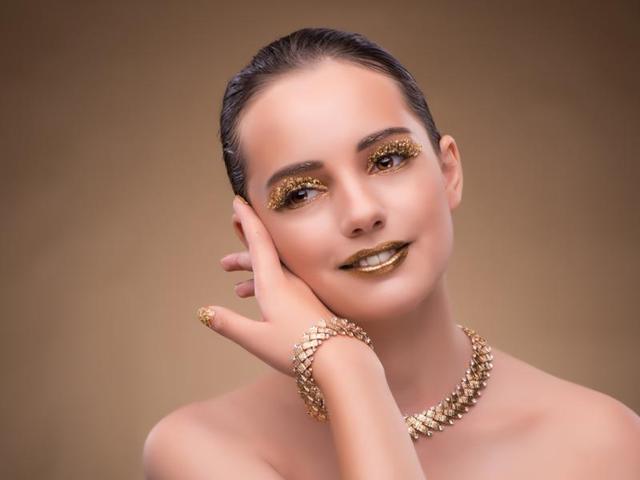 Make sure that you remove your make-up and cleanse and moisturise your skin well before going to bed. (Shutterstock) Make sure that you remove your make-up and cleanse and moisturise your skin well before going to bed. (Shutterstock)
