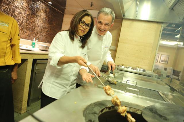 Chef Cristeta Comerford, head chef to the President of the state of the United States of America, with Mark Flanagan, Vice-President of the CCC and chef to Her Majesty the Queen of the United Kingdom, in the kitchen of Imperial Hotel (Manoj Verma/HT)