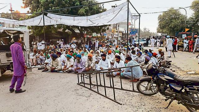 Family of the suicide victim blocking a road in Mansa. (HT Photo) Family of the suicide victim blocking a road in Mansa. (HT Photo)