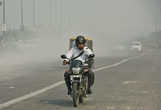 Pollution level is likely to come down during the day on Tuesday as the wind speed in many parts of Delhi remains high.(Ravi Choudhary/HT PHOTO)