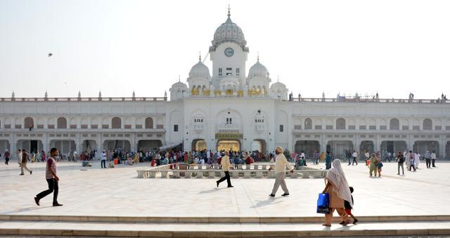 The front courtyard at the Ghanta Ghar entrance of Harmandar Sahib is now a verdant, marbled plaza adorning an impressive heritage ambience. an array of state-of-the-art facilities have been set up for tourists and pilgrims. (Sameer Sehgal/HT)