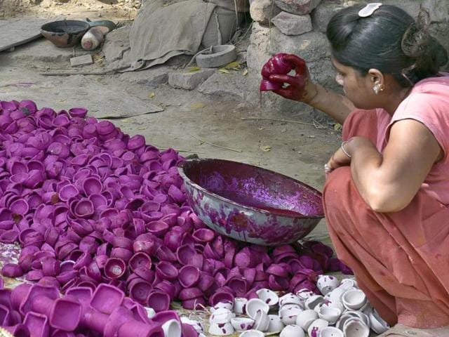 A potter makes earthen lamps for Diwali in Amritsar on Monday. (Gurpreet Singh/HT Photo)