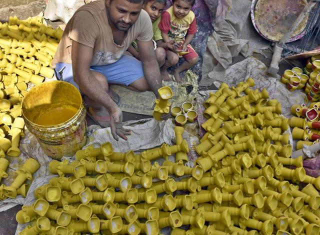 A potter makes earthen lamps for Diwali in Amritsar on Monday. (Gurpreet Singh/HT Photo)