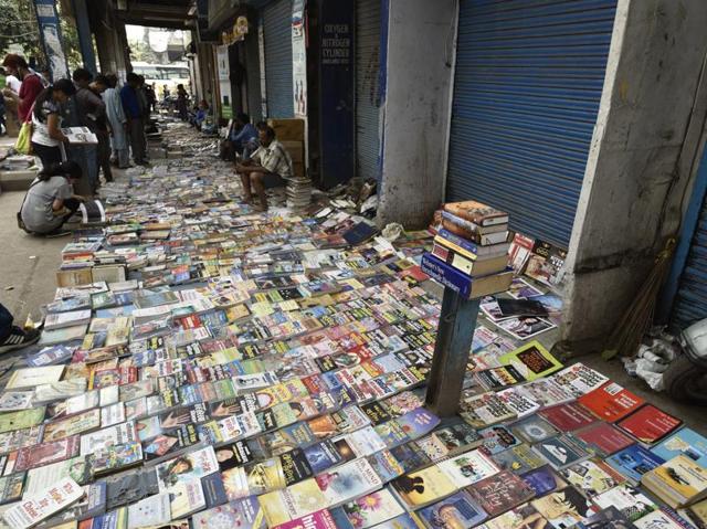 The Sunday book bazaar at Darya Gunj in New Delhi is a book lover’s paradise. Rows of open book stores sell books, at times by the kilo, from Daryaganj to Delhi Gate. (Vipin Kumar/HT PHOTO)