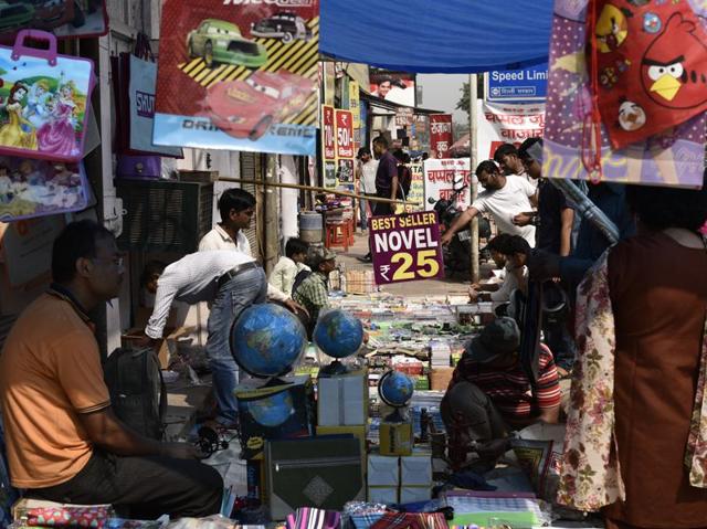 You can find books for Rs 25, which is lesser than the price of a soda bottle. Besides books, these stalls have globes, popular toys and stationery products. (Vipin Kumar/HT PHOTO)