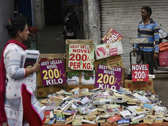 The Sunday book bazaar at Daryaganj is also a popular destination for those scouring for romance novels and other popular fiction. (Vipin Kumar/HT PHOTO)
