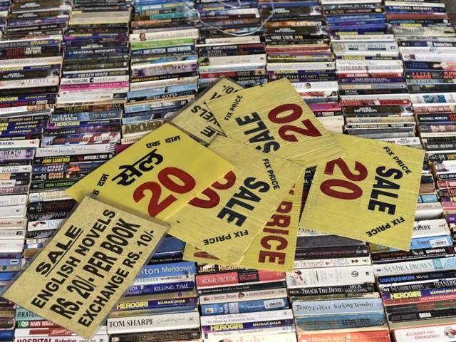 Avid readers often avail exchange schemes at the book bazaar, where they can get new books in exchange of older ones. This makes the bazaar Delhi’s own open-air lending or rotating library. (Vipin Kumar/HT PHOTO)