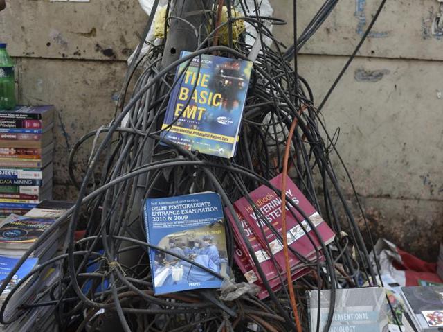 Booksellers improvise their shop display at the Sunday book bazaar in Daryaganj. (Vipin Kumar/HT PHOTO)