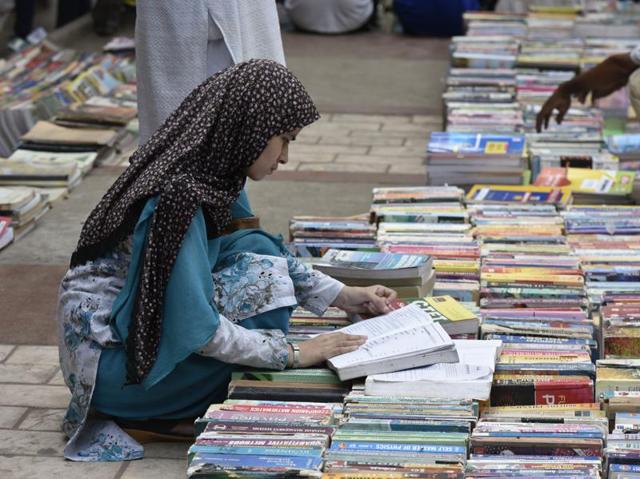 Students from the local walled city area often head to the bazaar to look for second-hand copies of prescribed text books in schools. (Vipin Kumar/HT PHOTO)