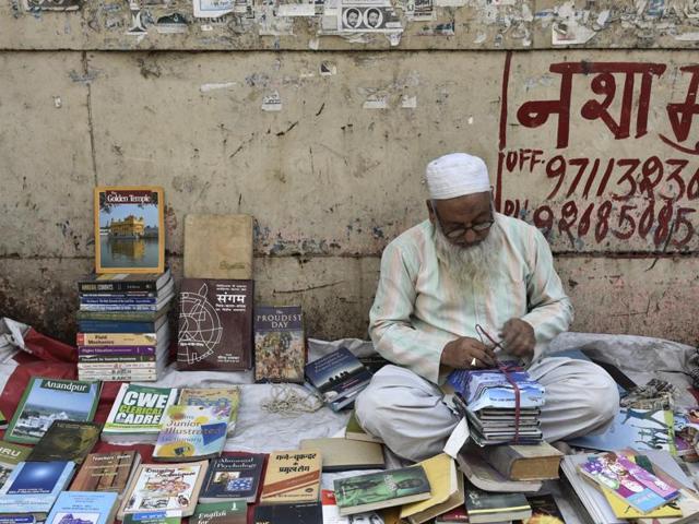 But at the end of the day, the Sunday book bazaar at Daryaganj is the ultimate stop for bookworms that does not burn a hole in their pocket. (Vipin Kumar/HT PHOTO)