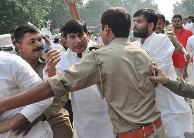 Police intervene after supporters of UP chief minister Akhilesh Yadav and UP state president Shivpal Singh Yadav clash near the party office in Lucknow on Monday.(PTI) Police intervene after supporters of UP chief minister Akhilesh Yadav and UP state president Shivpal Singh Yadav clash near the party office in Lucknow on Monday.(PTI)