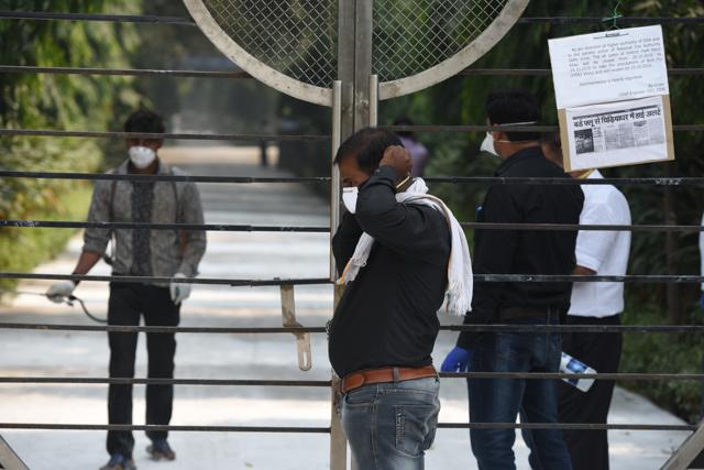People wearing masks near the closed gate of the Deer park in New Delhi on Sunday.(Arun Sharma/HT PHOTO) People wearing masks near the closed gate of the Deer park in New Delhi on Sunday.(Arun Sharma/HT PHOTO)