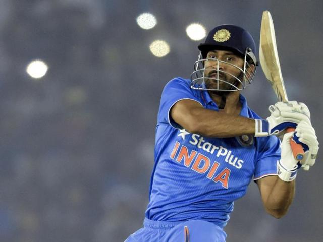 Dhoni keeps an eye on his pull shot. (Keshav Singh/HT Photo)