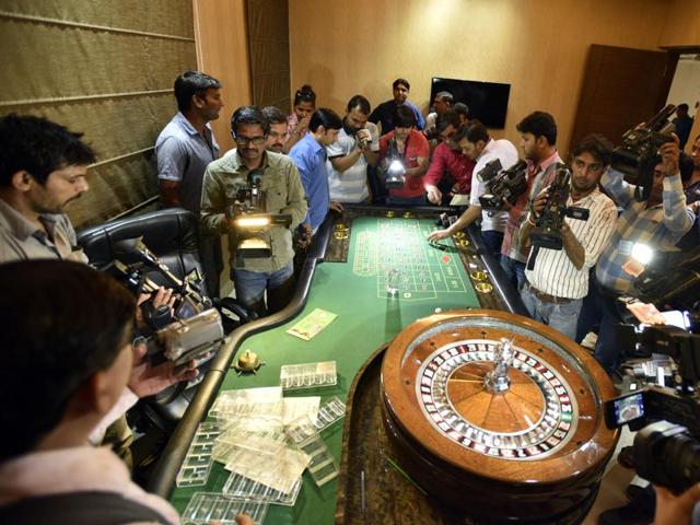 Police busted an illegal casino at Sainik Farms in New Delhi on Saturday night.(Arun Sharma/HT Photo)