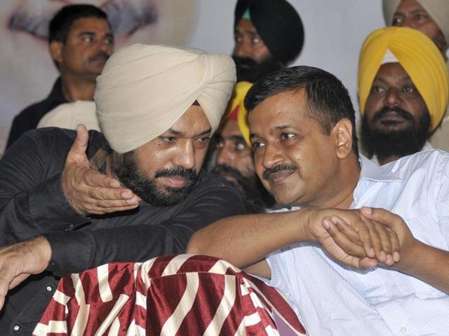 AAP national convener Arvind Kejriwal has a word with senior party leader Gurpreet Ghuggi in Ludhiana on Sunday.(Gurminder Singh/HT) AAP national convener Arvind Kejriwal has a word with senior party leader Gurpreet Ghuggi in Ludhiana on Sunday.(Gurminder Singh/HT)