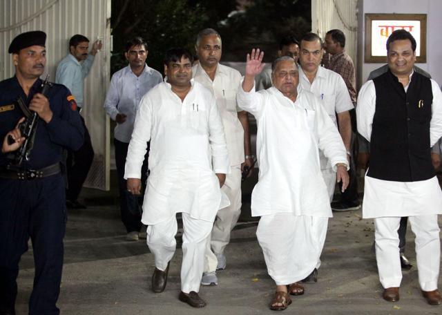 SP chief Mulayam Singh Yadav waves outside his residence at Vikramaditya Road after a party meeting in Lucknow. (HT Photo) SP chief Mulayam Singh Yadav waves outside his residence at Vikramaditya Road after a party meeting in Lucknow. (HT Photo)