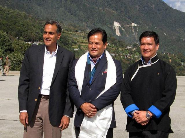 Chief minister of Assam Sarbananda Sonowal with the Arunachal Pradesh chief minister Pema Khandu (R) and US Ambassador to India Richard Verma at Tawang in Arunachal Pradesh.(PTI Photo)