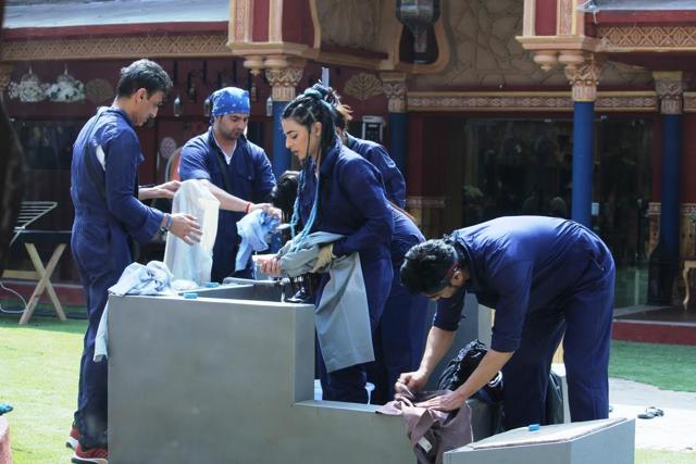 Team blue wash their clothes during the luxury budget task. (COLORS) Team blue wash their clothes during the luxury budget task. (COLORS)