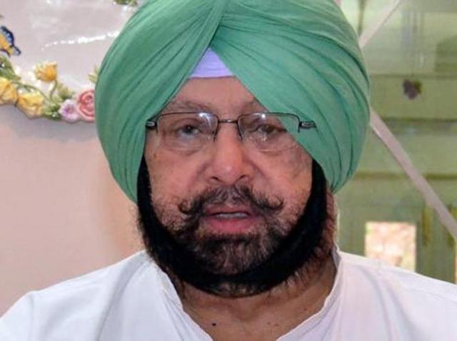 Days after he termed Sidhu “another clown”, Captain Amarinder now says he has no objection to Sidhu and other Awaaz-e-Punjab leaders’ joining the Congress.(HT File)