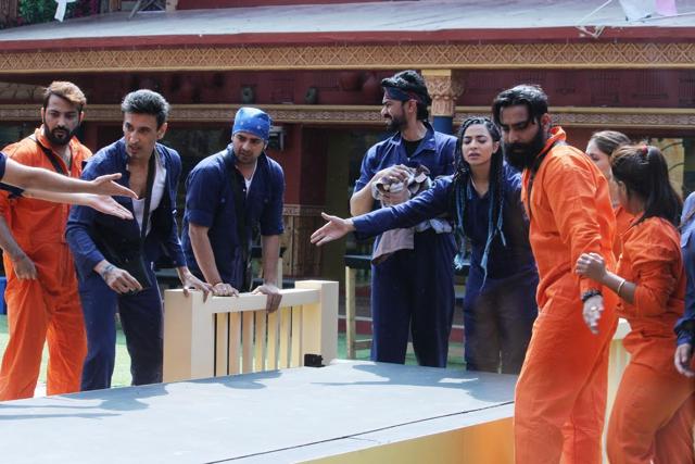 Celebrities and commoners during the BB laundry task. (COLORS) Celebrities and commoners during the BB laundry task. (COLORS)