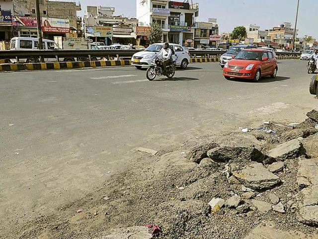 IPS officer Amit Nigam and his wife Namrata were travelling in their car when another car, which was allegedly being driven rashly, hit the officer’s car near Tikri Mod on Sohna road on Saturday night. (Parveen Kumar/HT file photo) IPS officer Amit Nigam and his wife Namrata were travelling in their car when another car, which was allegedly being driven rashly, hit the officer’s car near Tikri Mod on Sohna road on Saturday night. (Parveen Kumar/HT file photo)